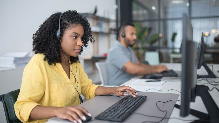Agents working with headsets